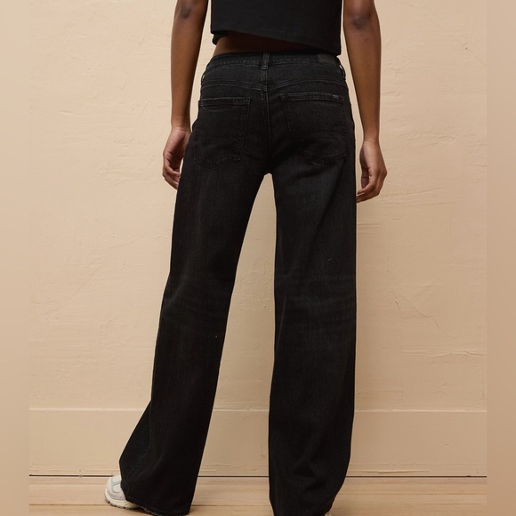 American Eagle Dreamy Drape Stretch Low-Rise Baggy Wide-Leg Jean - Picture 2 of 5